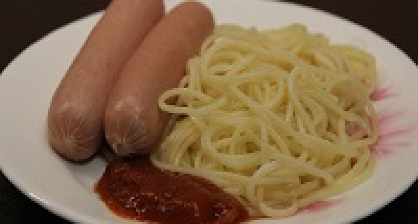 Россиянам советуют не кормить детей сосисками и макаронами