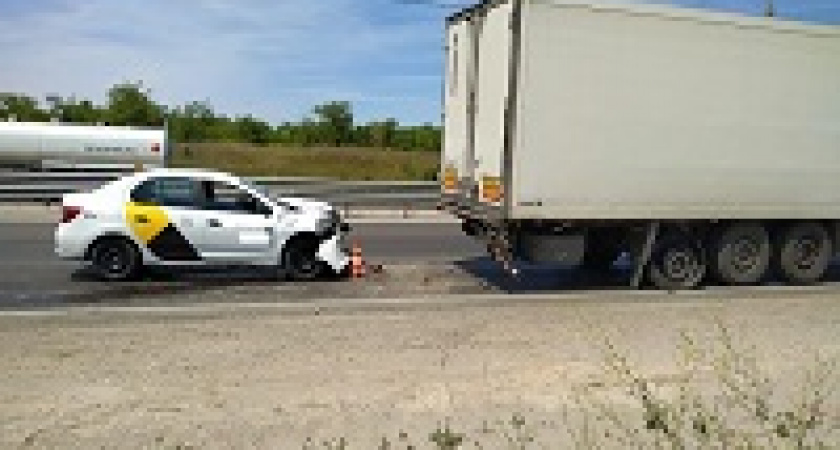 Таксист с двумя малышами в салоне врезался в грузовик
