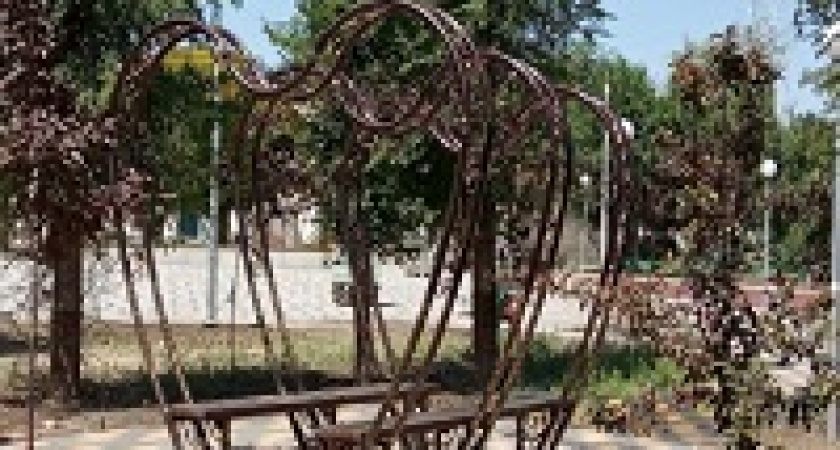 В Волгограде появились «сердечные» скамейки
