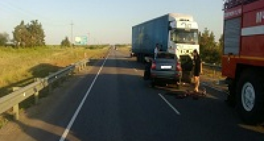 Под Волгоградом легковушка влетела в грузовик