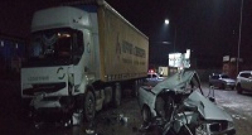 В Волжском «Волгу» смяло от удара о грузовик