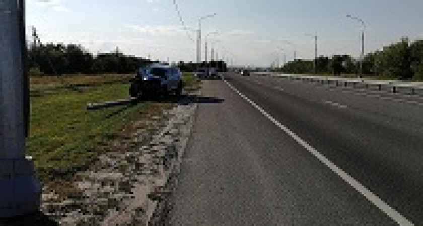 Под Волгоградом кроссовер влетел в столб