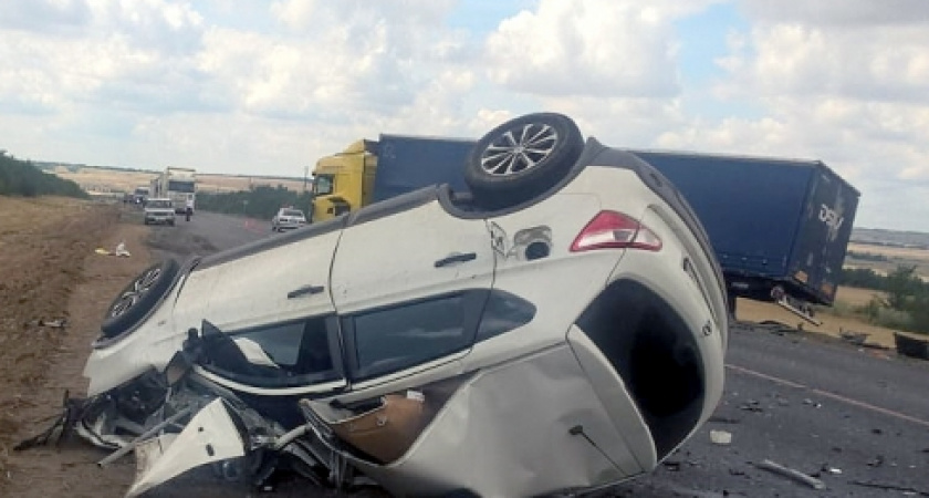 Под Волгоградом водитель внедорожника погиб, врезавшись в грузовик