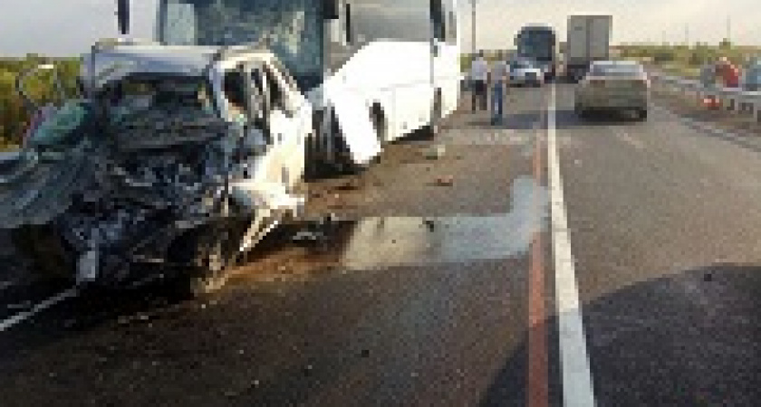 Под Волгоградом кроссовер влетел в автобус