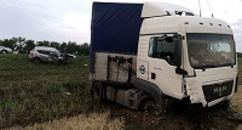 На трассе под Волгоградом внедорожник попал под грузовик