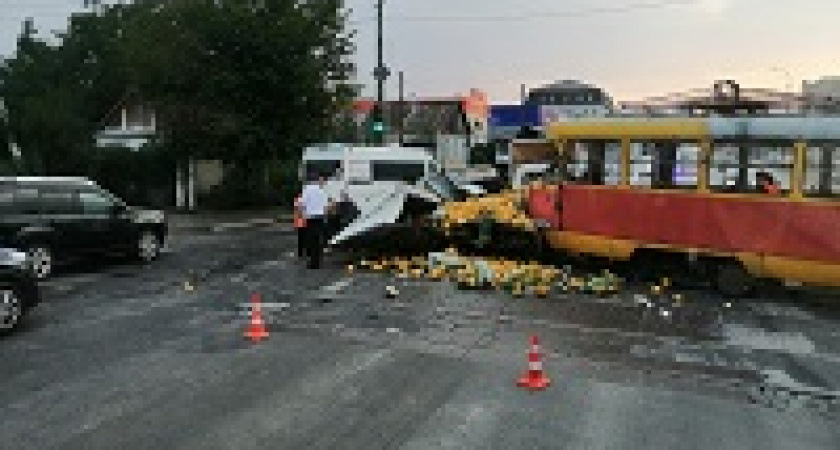 В Волгограде «Газель» с дынями врезалась в трамвай