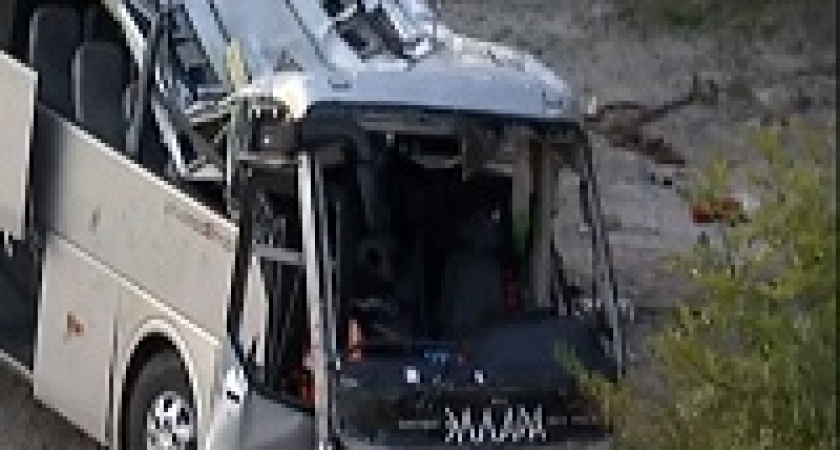 В Краснодарском крае столкнулись автобус с машиной и улетели в обрыв