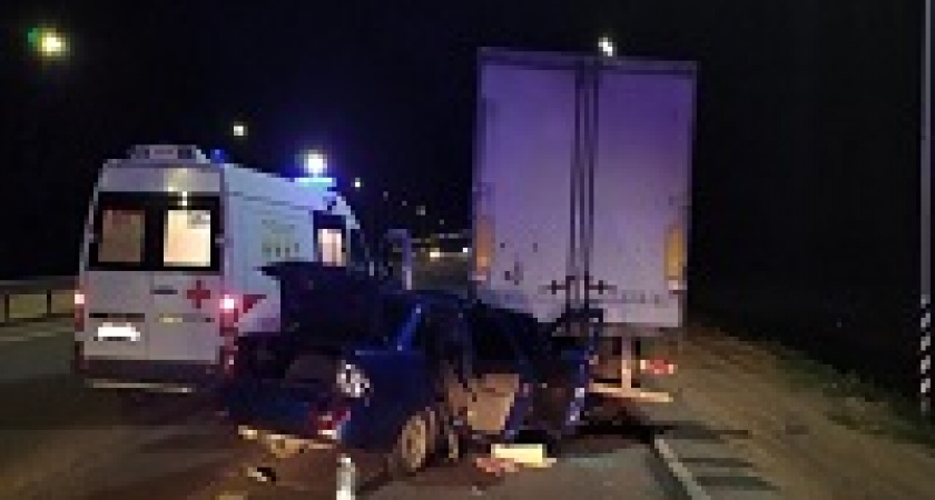 Ночью в Волгоградской области «Лада» влетела в грузовик