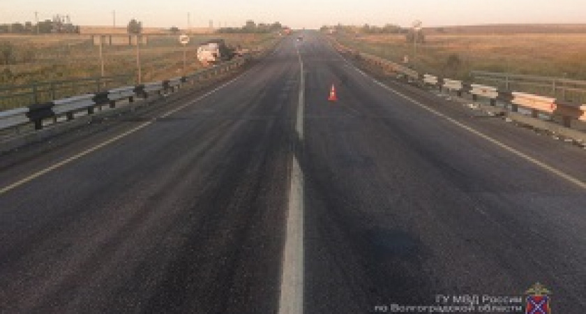 Лопнуло колесо: под Волгоградом в тройном ДТП погибли два человека