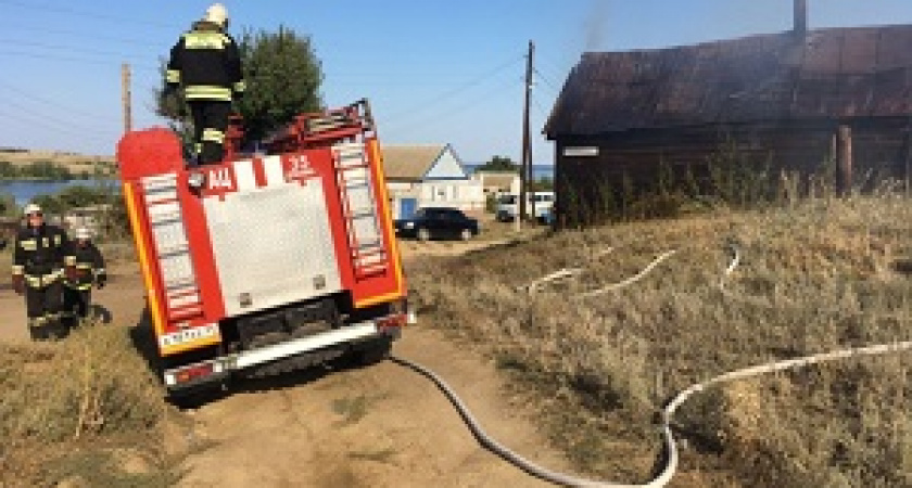Под Волгоградом сгорел частный дом: есть пострадавшие