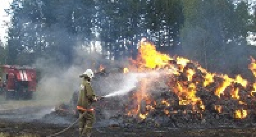 В Волгоградской области четыре часа тушили 150 тонн горящего сена