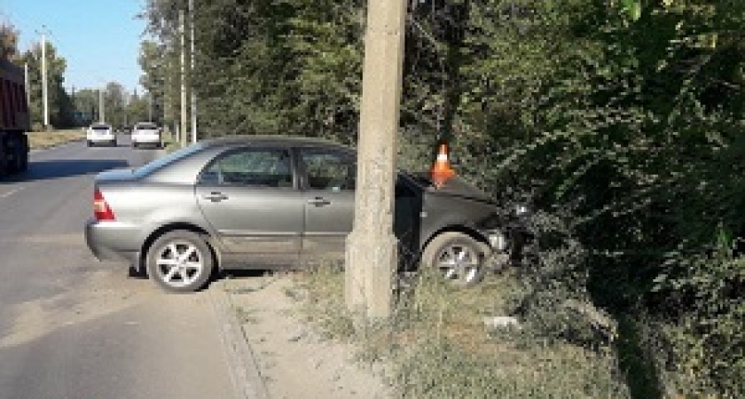 В Волгограде автоледи на иномарке влетела в дерево: школьник в больнице