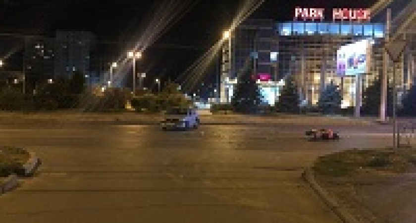 Мотоциклист врезался в иномарку возле «Парк Хауса»