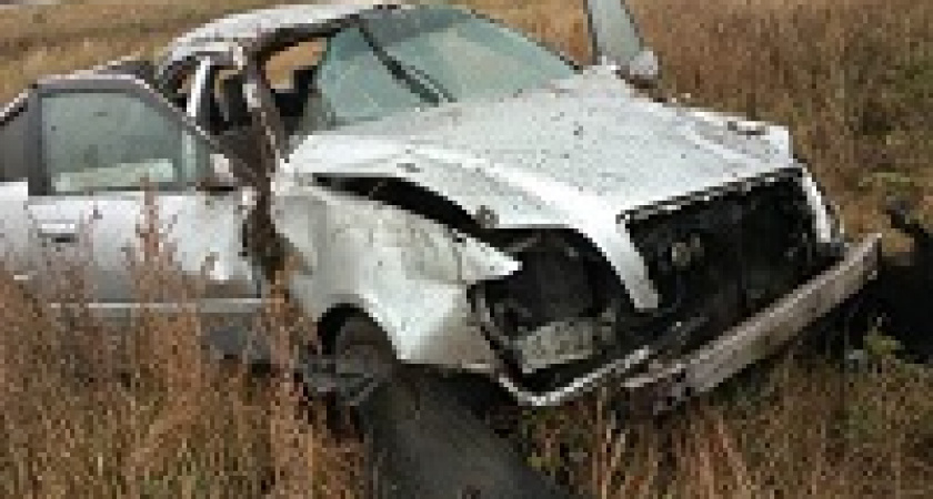 Под Волгоградом водитель в хлам разбил машину, перевернувшись в кювет