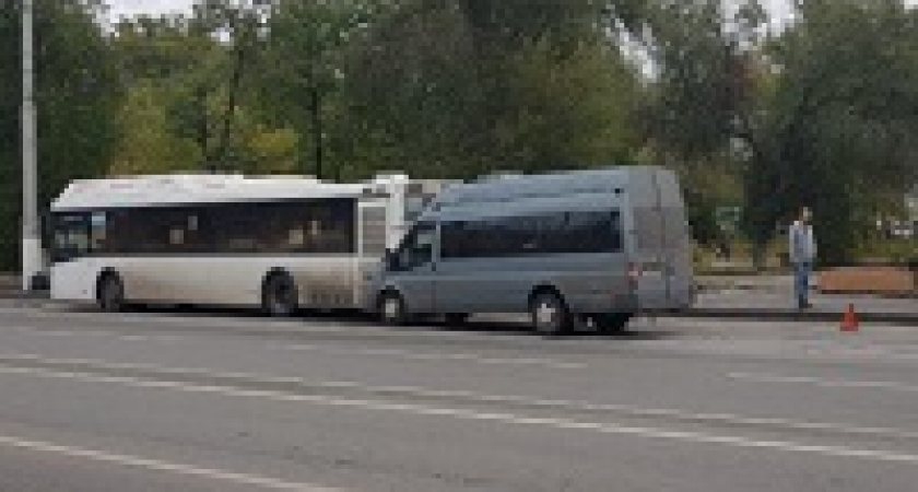 В Волгограде фургон врезался в автобус
