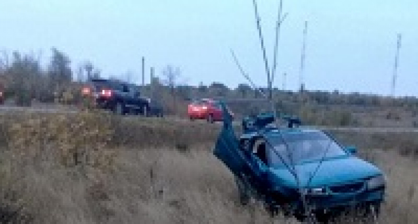 Под Волгоградом двое погибли в машине, улетевшей в кювет