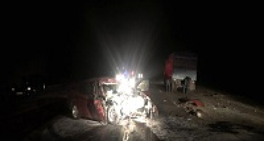 В Волгограде легковушку смяло от удара о КамАЗ