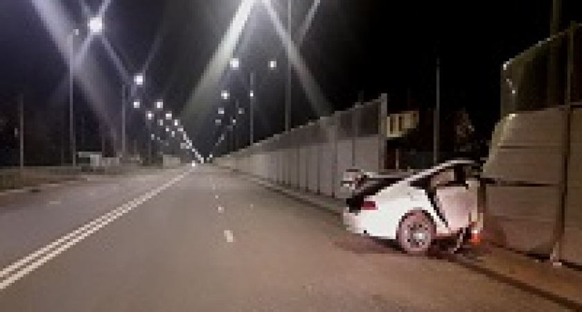 В Волгограде ночной лихач протаранил забор на шоссе Авиаторов