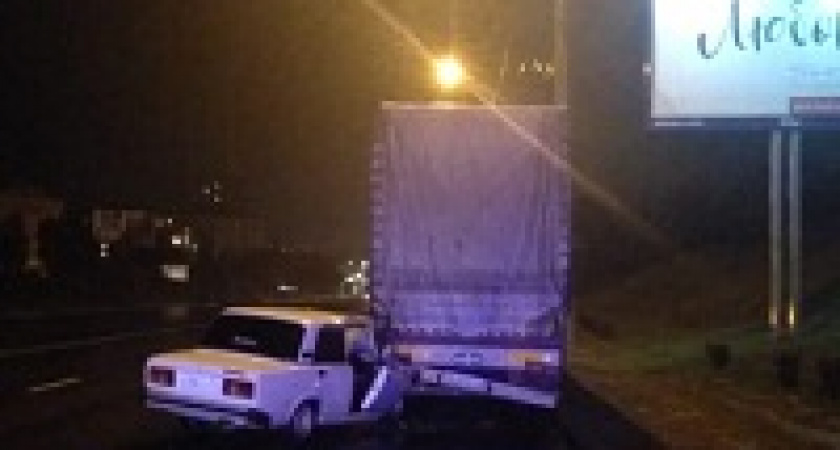 В Волгограде молодой водитель влетел в стоящую фуру