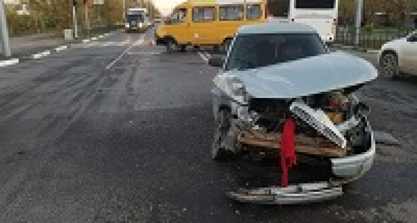 В Волжском легковушку смяло в ДТП с «Газелью»