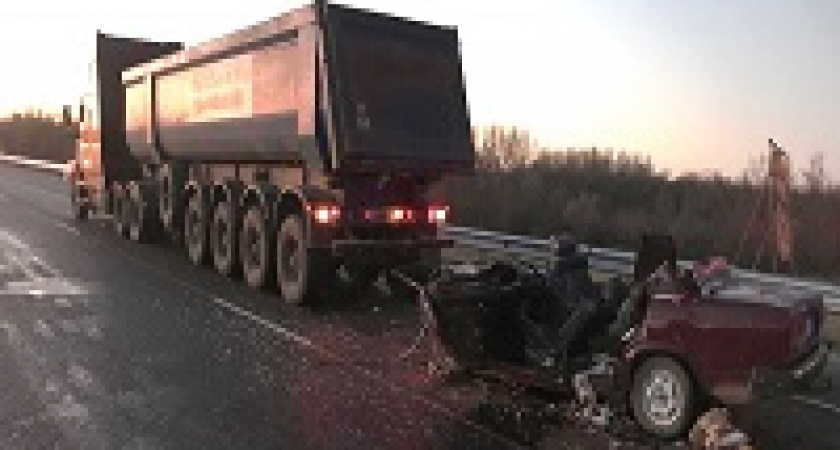 Под Волгоградом у «семерки» оторвало крышу после ДТП с грузовиком