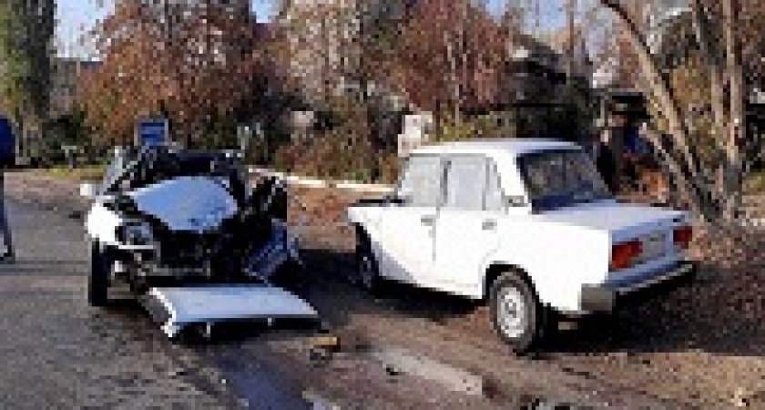 В Волгограде легковушка врезалась в две машины