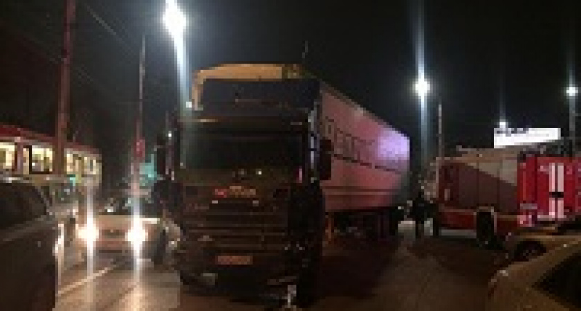 В Волгограде грузовик протаранил дюжину машин