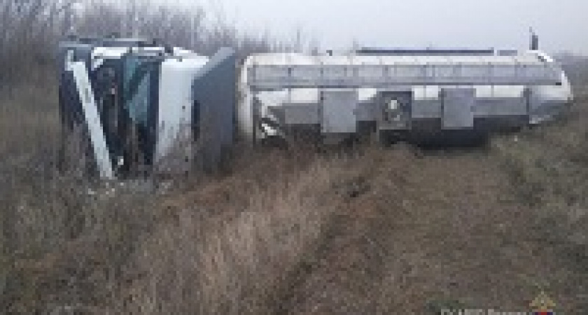 Под Волгоградом перевернулась цистерна с вином