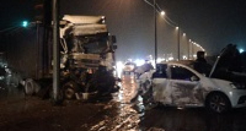 В страшном ДТП в Волгограде от иномарки осталось полмашины