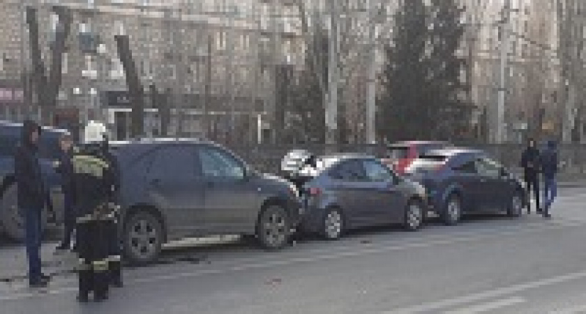 В Волгограде вереница машин попала в массовое ДТП