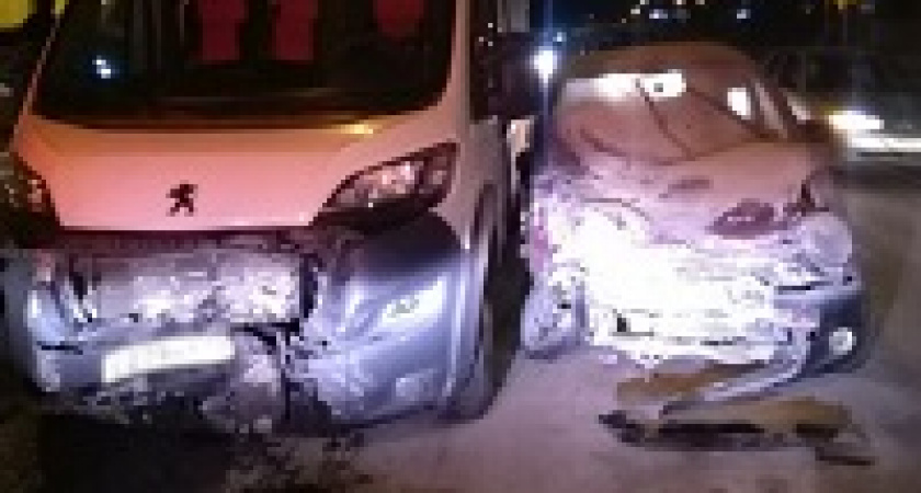 В Волгограде иномарка врезалась в маршрутку: женщина и ребенок в больнице