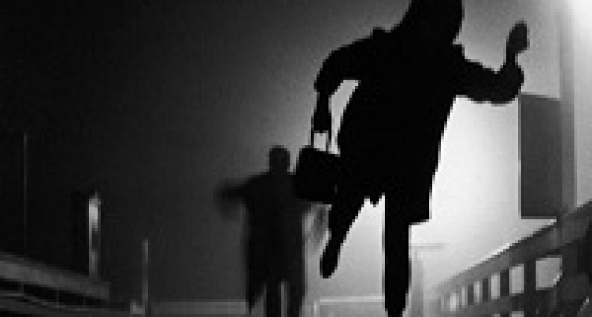 В Волжском рецидивист ограбил семейную пару и их защитника