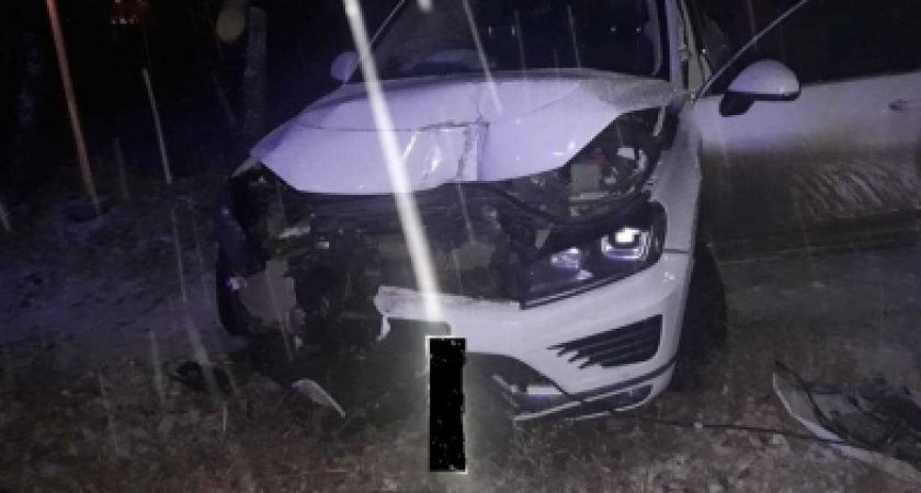 Под Волгоградом водитель влетел в линию электропередач