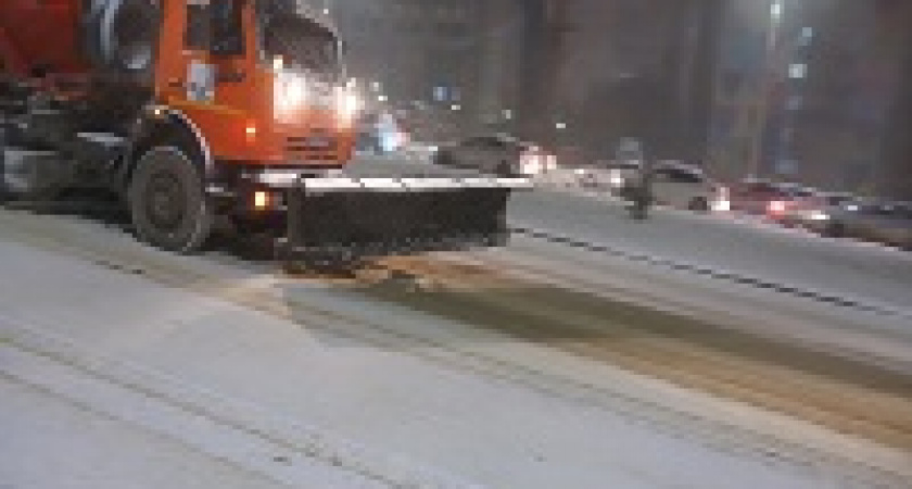 Дороги Волгограда обрабатывают противогололёдными реагентами