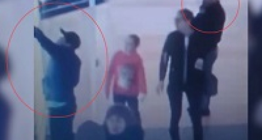 В Волгограде банда стащила смартфоны из салона прямо при свидетелях