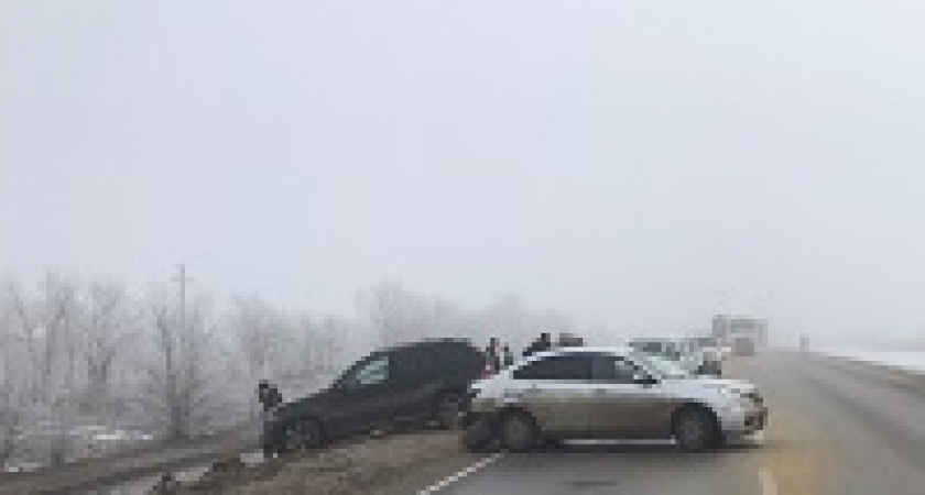 Под Волгоградом внедорожник разбил три машины