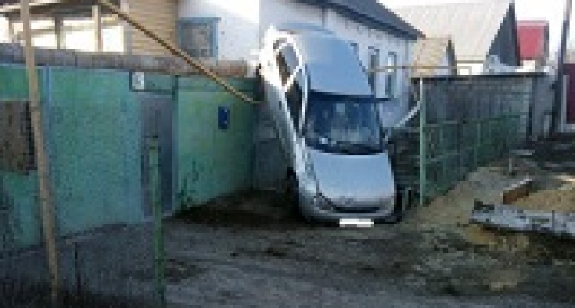 Под Волгоградом легковушка врезалась в дом и встала на капот