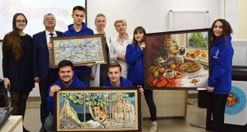 Волгоградская больница получила в дар картины для лечения
