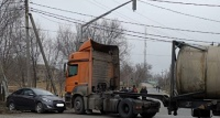 Под Волгоградом фура врезалась в легковушку