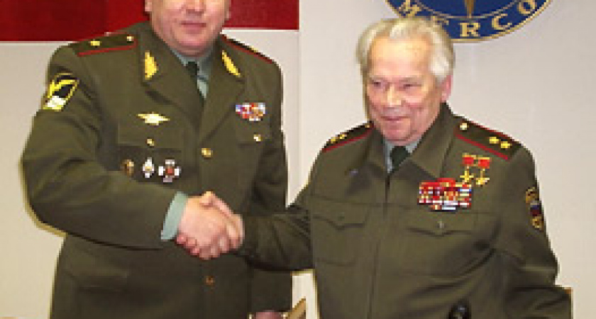 Михаил Калашников посетил музей ГУ МЧС