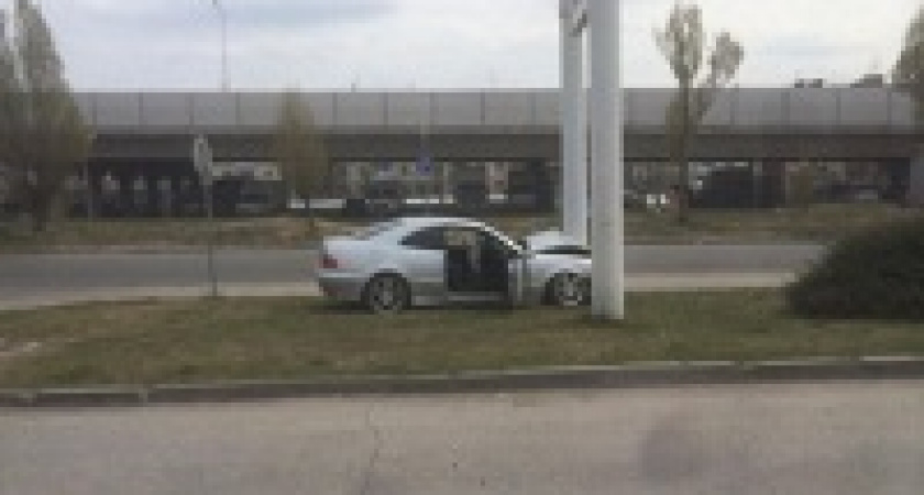 Кювет, рекламный щит и газовая труба: куда врезались водители в воскресенье