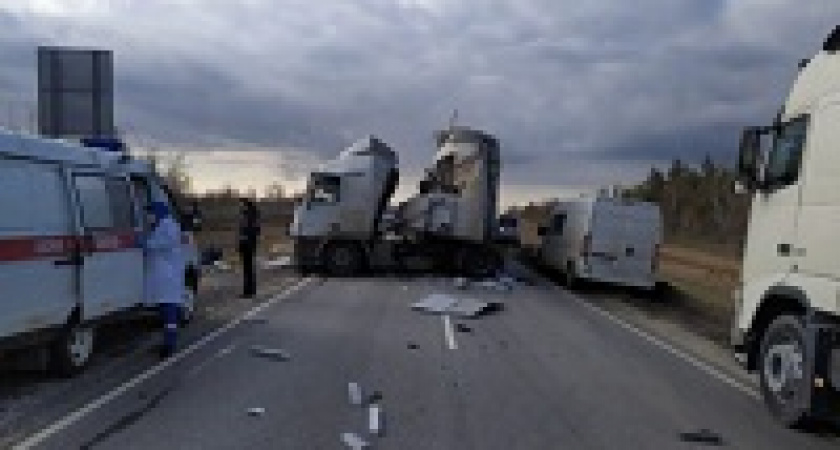 Под Волгоградом произошло ДТП с двумя фурами и легковушкой