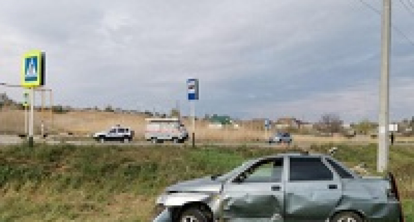 В Волгограде легковушка влетела в остановку