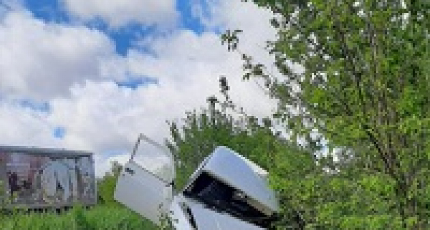 Под Волгоградом в столкновении двух легковушек погиб водитель