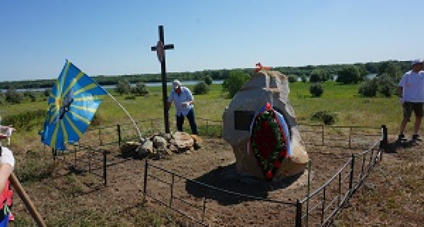 Под Волгоградом активисты посетили мемориал двум отважным лётчикам