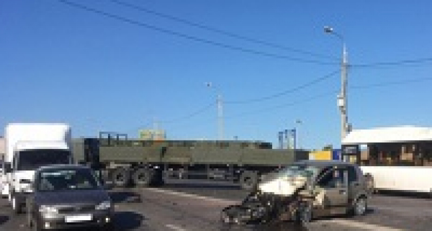 В Волгограде легковушка на встречке влетела в КамАЗ