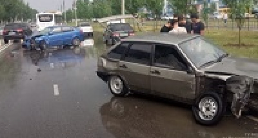 В Волжском молодой водитель устроил массовое ДТП