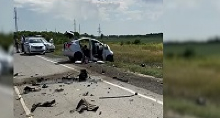 Под Волгоградом иномарка на встречке врезалась в грузовик