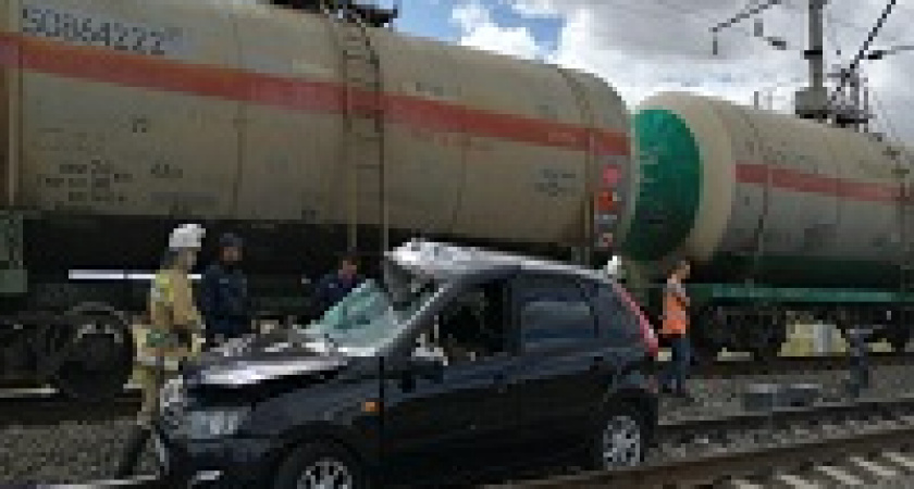 Под Камышином легковушка попала под поезд