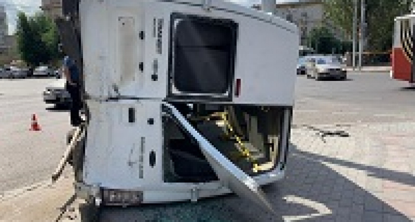 В центре Волгограда перевернулась маршрутка